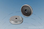 Flat grip magnets with inner bore and 90° counterbore